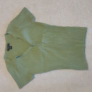 Nice apple green v neck lightweight short sleeve sweater